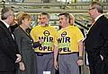 Bundeskanzlerin Angela Merkel im Gespräch mit den Opel-Mitarbeitern Jürgen Tyranowski (links) und Norbert Kirschner, daneben Opel-Chef Hans Demant (links) und Produktionsvorstand Reinald Hoben. Foto: Auto-Reporter/Opel